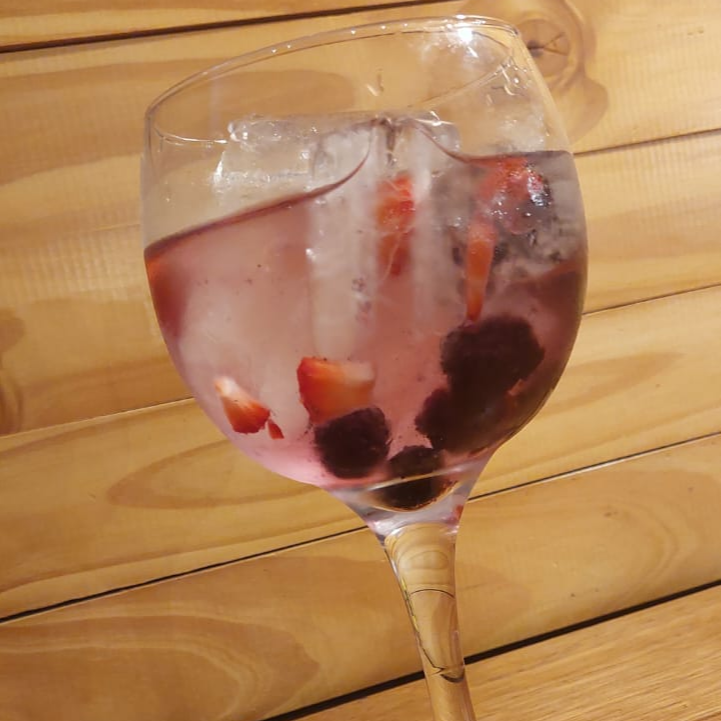 Gin-tonic frutos rojos.