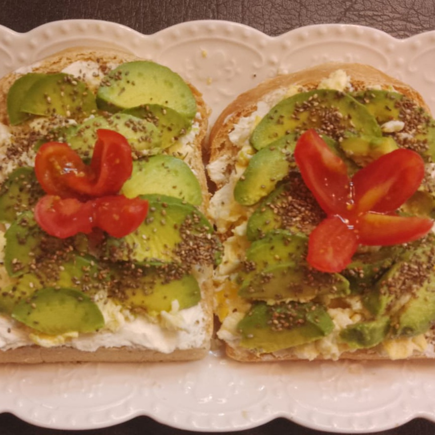 tostada con palta y huevo