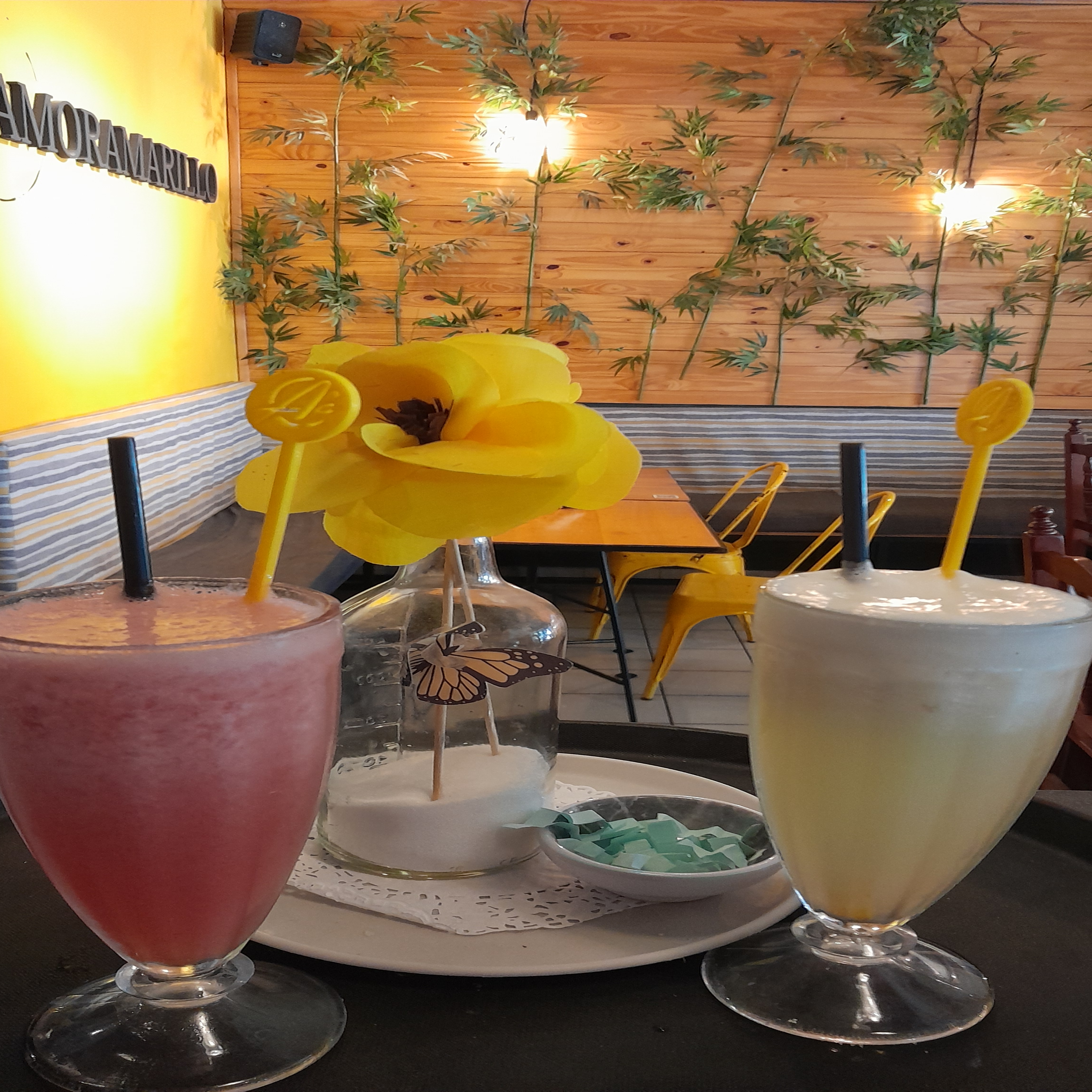 Licuado de frutas con agua.