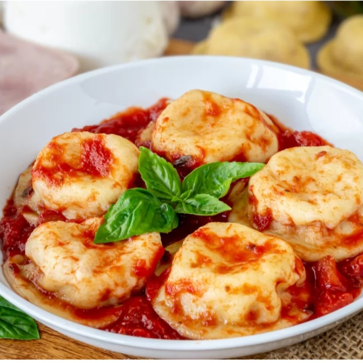 Sorrentinos de pollo y verduras o de jamón y queso. Elaboración de la casa.