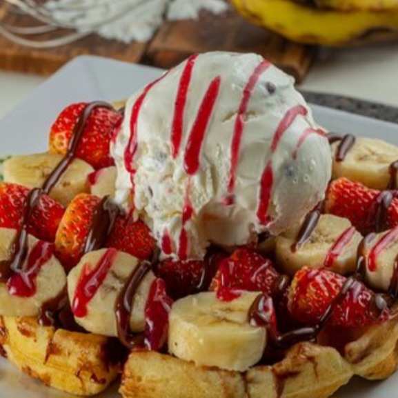 Wafle con banana y frutilla