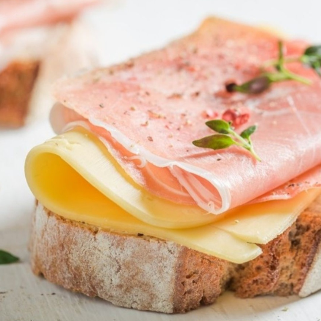 Tostada con jamón y queso