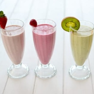 Licuados de fruta con leche.