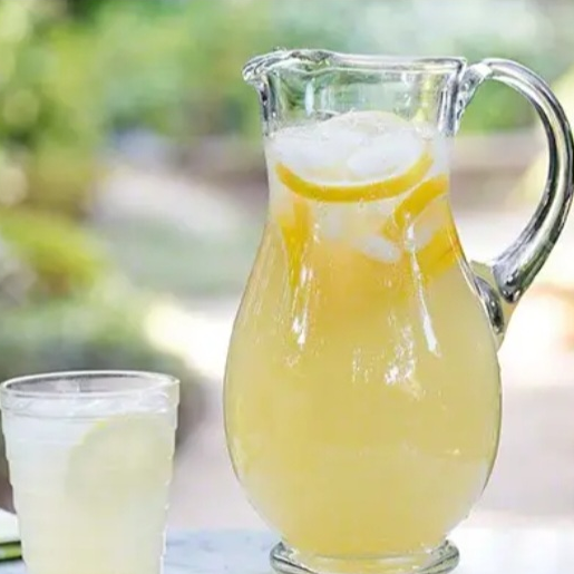 Limonada común en jarra.