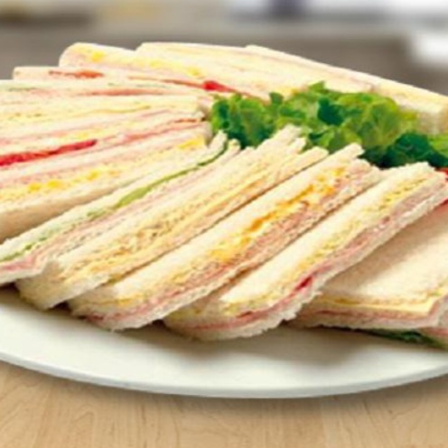 Sandwich de miga grande.