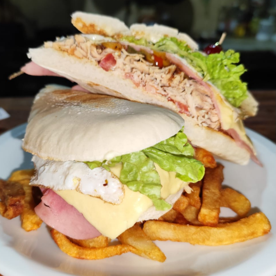 Sandwich de pollo.