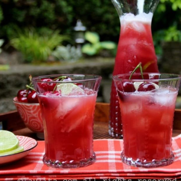 Limonada cerezada en jarra