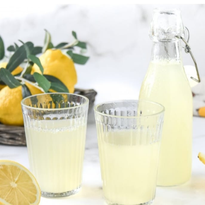 Limonada común en vaso.